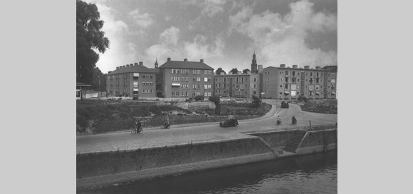 De noordzijde van de IJsselkade na de wederopbouw in de jaren 1950.